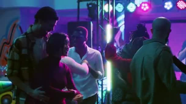 Gente Bailando Parejas Con Música Lenta Disfrutando Vals Romántico Pista — Vídeos de Stock
