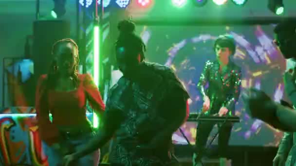 Kulüpte Dans Eden Bir Grup Arkadaş Renkli Dans Pistinde Canlı — Stok video