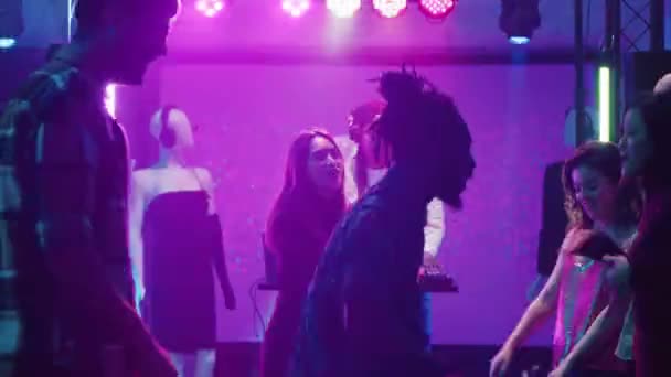Szczęśliwi Ludzie Tańczący Funkowej Muzyce Mężczyźni Kobiety Przygotowujący Się Walki — Wideo stockowe