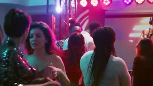 Che Mixa Musica Persone Club Facendo Mosse Danza Funky Intrattenimento — Video Stock