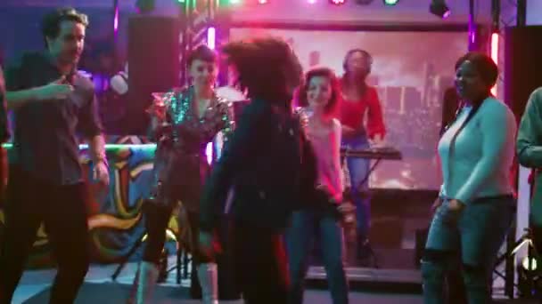 Grupo Personas Disfrutando Fiesta Disco Bailando Música Del Club Reunión — Vídeo de stock