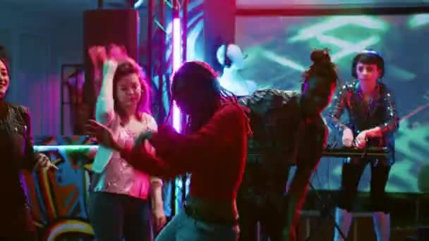 Африканська Американка Влаштовує Вечірки Клубі Насолоджуючись Нічним Життям Друзями Танцмайданчику — стокове відео