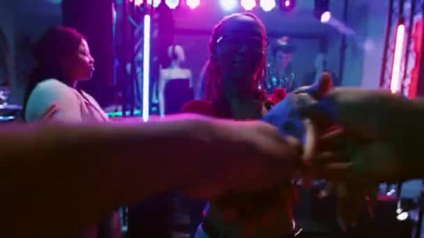 Pov Gadis Menari Dengan Seseorang Klub Menikmati Pesta Disko Lantai — Stok Video
