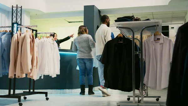 ショッピングセンターモールのラックで現代的な服を見て シャツを試着するためにフィッティングルームに行く幸せな顧客 若い女性の店では 正式な服を購入するドレスアップ 三脚ショット — ストック写真