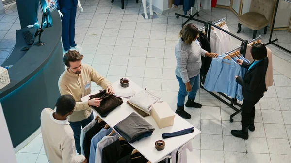 Различные Покупатели Покупают Товары Бутике Проверяют Новую Коллекцию Одежды Вешалках — стоковое фото
