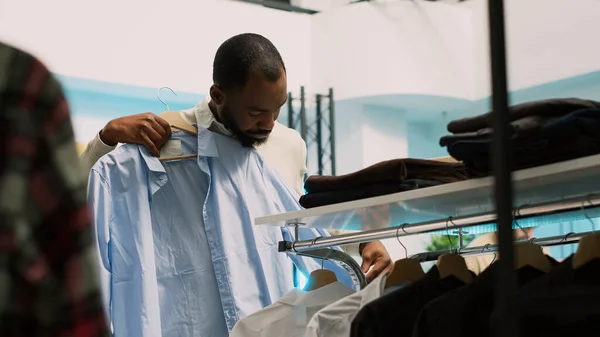 Afro Amerikaanse Cliënt Pikt Kleding Van Hangers Kijkt Naar Kledingwinkel — Stockfoto