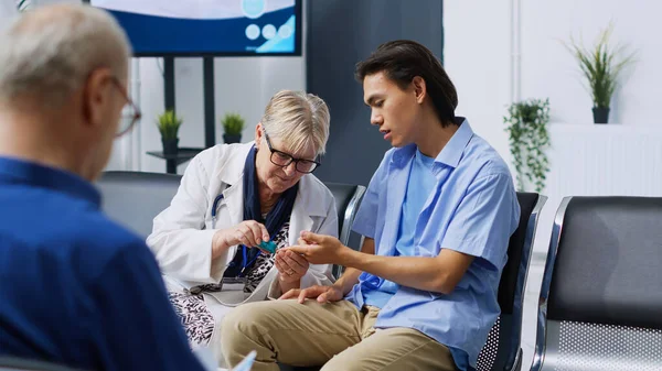 Doctor Taking Patient Insulin Level Test Using Medical Glucometer Hospital — Stock Photo, Image