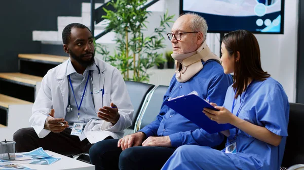Arzt Erklärt Älteren Patienten Rehabilitationstherapie Während Krankenschwester Medizinische Behandlung Auf — Stockfoto