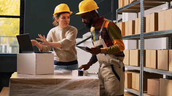 Team Workers Analyzing Logistics Merchandise Production Warehouse Space Checking Barcodes — Stock Photo, Image