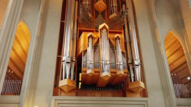 Hallgrimur Kilisesi 'nin içinde Mart 2023' te Reykjavik İzlanda 'daki kutsal Lüteriyen Katedrali' nde büyük bir harmonyum vardı. Hallgrimskirkja Katedrali 'nde görkemli bir müzik aleti..