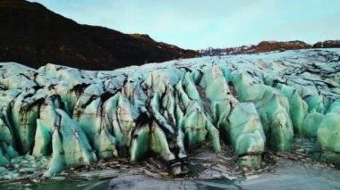 Kuzeydeki elmas vatnajokull buzul kütlesi donmuş göl ve karlı dağlarla çevrili. Dev buzdağlarının şapkası muhteşem bir İskandinav manzarası yaratıyor, buzla kaplı. Yavaş çekim.