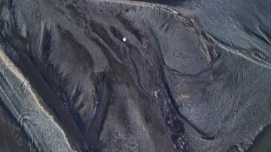 İzlanda kırsalında, siyah tarlaları ve yol kenarları olan muhteşem bir yer. İzlanda panoramik manzarası. İskandinav kutup bölgelerindeki güzel donmuş yolların insansız hava aracı görüntüleri, doğal manzara..