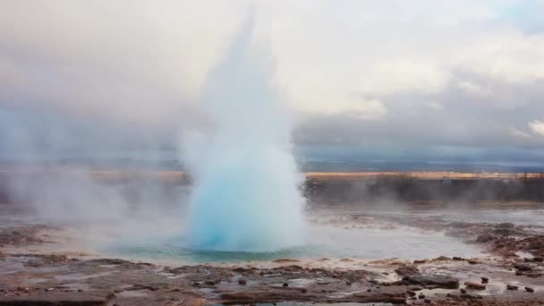 Reykjavik市の近くのアイスランドのスカンディナヴィア間欠泉 温泉水のスプラッシュや蒸気で噴出する穴 クレーターの美しい噴水 北欧の屋外風景です 手持ち撮影 — ストック動画
