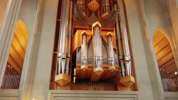 2023年3月左右 位于雷克雅未克冰原的圣路德教会教堂内 有很大的和谐 大教堂里室内装饰华丽的乐器 — 图库视频影像