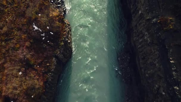 Drohnenschuss Des Gullfoss Kaskadenflusses Der Zwischen Majestätischen Canyon Hügeln Isländischer — Stockvideo