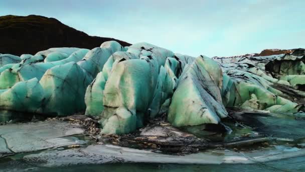 凍った水と雪の山 スカンディナヴィアの風景に囲まれたアイスランドの雄大なVatnajokull氷河 氷の岩や亀裂 風光明媚なルートと大規模な青い氷山 スローモーション — ストック動画
