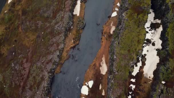 Řeka Tekoucí Mezi Poli Souostroví Dron Záběr Fantastické Oxarafossu Vodopád — Stock video