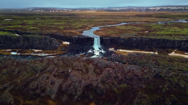 从空中俯瞰冰原上的草炭瀑布 壮观的巨大瀑布从悬崖上滑落下来 冰岛的风景 河流从山上流淌而下 慢动作 — 图库视频影像
