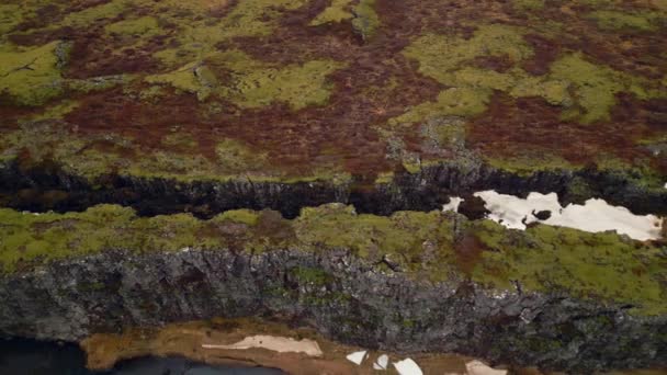 Вид Повітря Водоспад Олафрос Скандинавський Каскад Тече Вниз Створюючи Ісландський — стокове відео