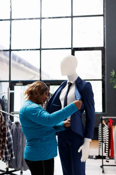 Afro Amerikalı Kadın Resmi Takım Elbiseliye Bakıyor Kıyafet Mağazasında Kıyafet — Stok fotoğraf