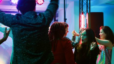 Çeşitli insanlar kulüpte dans figürleri yapıyor, DJ 'lerle parti yapıyor ve sahnede modern müzik çalıyor. Genç arkadaşlar sahne ışıkları ve elektronik ses istasyonuyla parti yapıyorlar. Üçayak atışı.