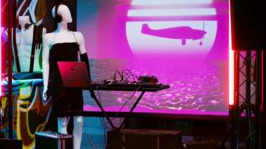 Gece kulübünde DJ müzik seti, boş dans pisti ve barı eğlence için kullanılan ses ekipmanıyla karıştırmak. Diskotek ve elektronik müzik parti ve gece kulüplerinde kullanılır..