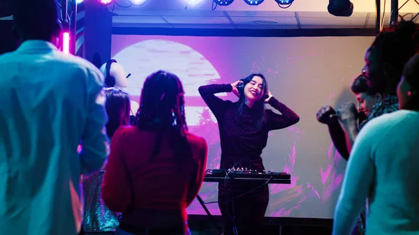 Çeşitli Arkadaşlar Gece Kulübünde Parti Veriyor Dans Pistinde Canlı Performans — Stok fotoğraf