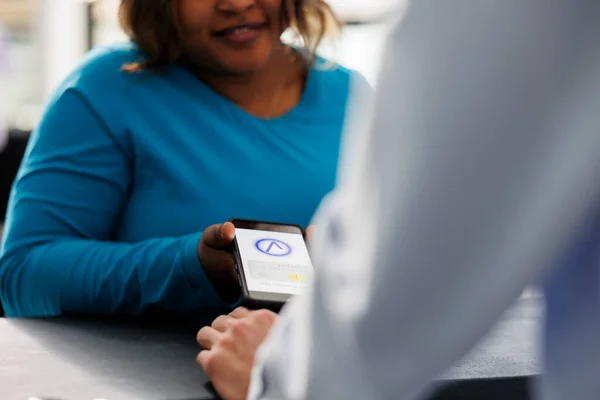Afroamerykanka Pomocą Telefonu Nfc Zapłacić Stylowe Przedmioty Pos Terminalu Kupując — Zdjęcie stockowe