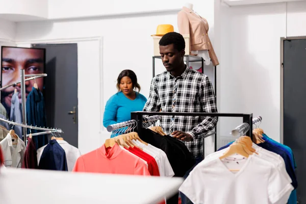 Homem Americano Africano Olhando Para Nova Coleção Moda Boutique Moderno — Fotografia de Stock