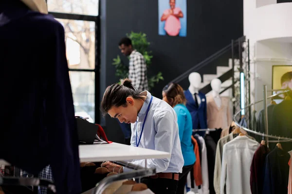 Arbeiter Asiatischen Einkaufszentren Checken Kleidung Legen Modische Waren Auf Kleiderbügel — Stockfoto