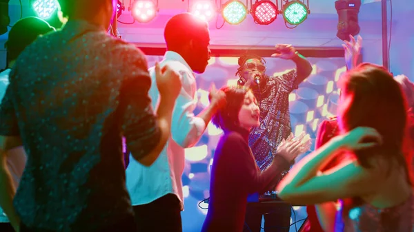 Sokszínű Baráti Társaság Nightclubban Elektronikus Mixen Táncolnak Zenei Állomásról Diszkóban — Stock Fotó
