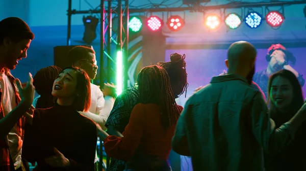 İnsanlar yavaş müzik eşliğinde dans ediyorlar, dans pistinde romantik valslerin tadını çıkarıyorlar. Çiftler partilerde sahne ışıkları ve sahne ışıklarıyla eğleniyor, geceleri birlikte eğleniyorlar. Dans partnerleri.
