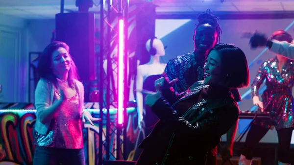 Азиатская Девушка Танцует Ночном Клубе Чувствует Себя Вонючей Танцполе Наслаждается — стоковое фото