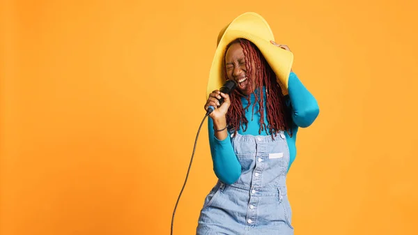 Νεαρή Ευτυχισμένη Γυναίκα Τραγουδάει Στο Μικρόφωνο Κάνει Καραόκε Μπροστά Στην — Φωτογραφία Αρχείου