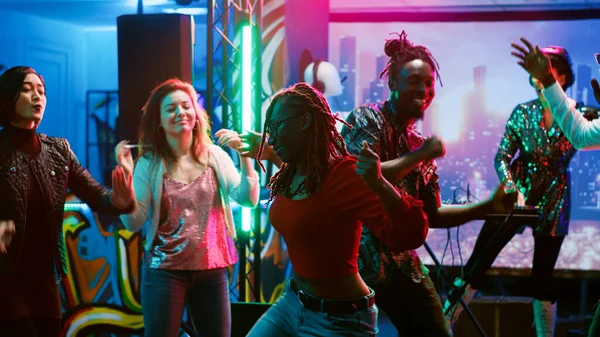 Africká Američanka Paří Klubu Užívá Nočního Života Přáteli Tanečním Parketu — Stock fotografie