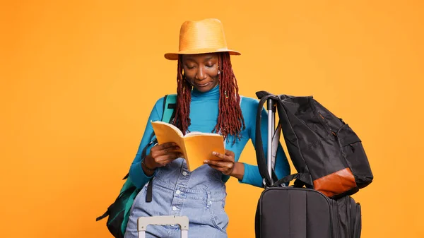 Junge Reisende Lesen Bücher Auf Reisen Und Amüsieren Sich Mit — Stockfoto