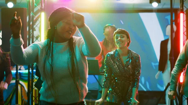 Bailarines Funky Festejando Discoteca Con Música Electrónica Vivo Bailando Juntos — Foto de Stock