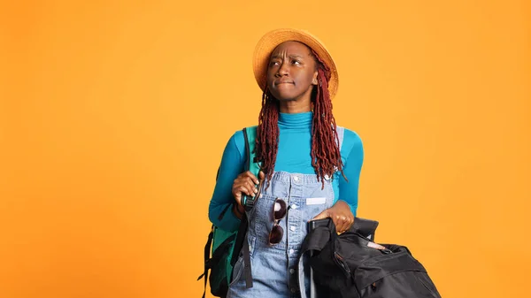 Vrouwelijke Reiziger Met Rugzak Trolleys Vakantie Jonge Volwassen Toerist Luchthaven — Stockfoto