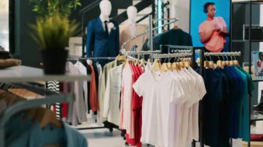 Raflarda şık ürünler, modaya uygun marka tasarımlar ve modern butikte gündelik giysiler satan bir mağaza. Zarif mallarla alışveriş merkezindeki boş moda galerisi..