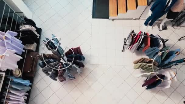 Tøm Modebutik Med Afslappet Formelt Sliddesign Detailbutik Med Stilfulde Merchandise – Stock-video