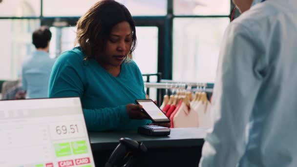 Африканский Американский Клиент Платит Повседневную Одежду Помощью Мобильного Телефона Nfc — стоковое видео
