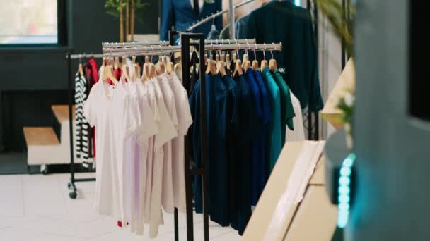 Leere Moderne Boutique Mit Lässigen Und Formalen Bekleidungsstücken Einzelhandelsgeschäft Mit — Stockvideo
