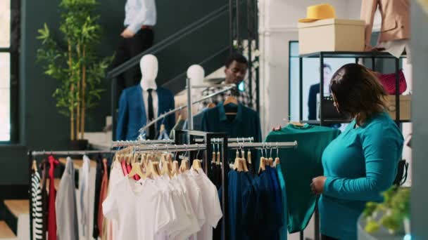 Менеджер Магазина Помогает Стильным Клиентам Повседневной Одеждой Африканская Американка Покупает — стоковое видео