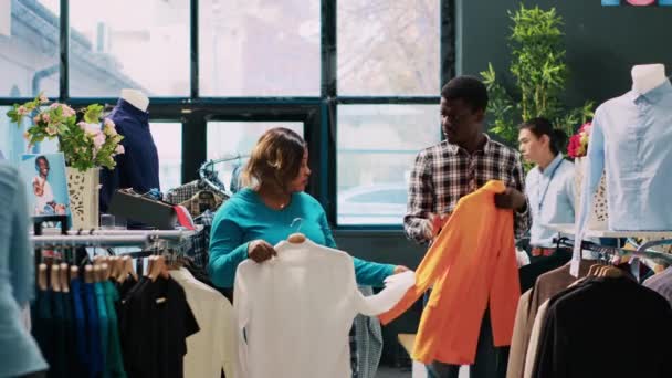 Afrikanska Amerikanska Par Tittar Fashionabla Kläder Kolla Objekt Material Klädaffär — Stockvideo
