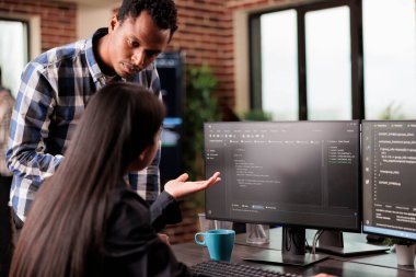 Sistem mühendisleri betik güvenlik sistemini geliştirme ajansında çalışmak için ikili kod kullanıyorlar. Yapay zeka betiği yaratmak için klavyeye yazı yazan Asyalı yazılım geliştirici.