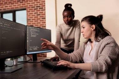 Yazılım geliştirme ajansındaki programlama hakkında konuşan bir grup geliştirici. Yapay zeka bulut programcıları uygulama dili derleyip çevrimiçi sunucu algoritmaları geliştiriyor.