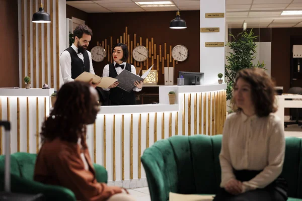 Equipe Hotel Lendo Registro Check Balcão Recepção Fornecendo Quartos Luxo — Fotografia de Stock