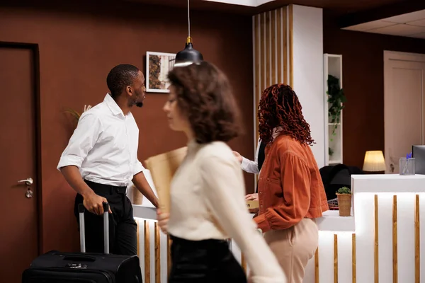 Equipe Hotel Recebe Pessoas Lobby Usando Computador Fornecendo Serviço Luxo — Fotografia de Stock