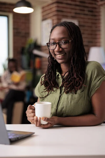 Retrato Estudiante Sonriente Con Gafas Relajándose Tomando Café Mientras Series — Foto de Stock