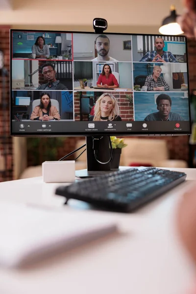 Fechar Tela Computador Com Aplicativo Videoconferência Webcam Mostrando Equipe Diversificada — Fotografia de Stock